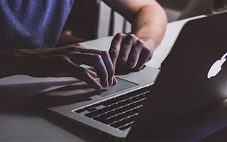 kaiyun APP下载-自信过头？约恩森两次潇洒过掉巴黎逼抢球员，随后失误送大礼